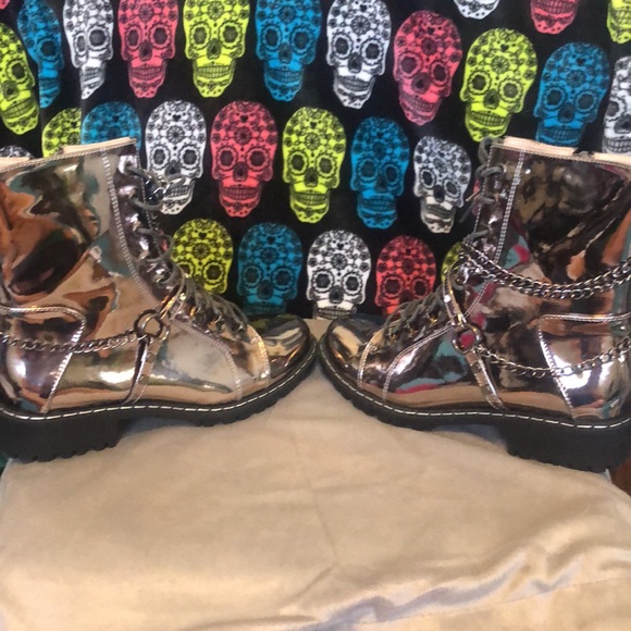 Price firm Chase and Chloe chrome boots - Picture 7 of 10